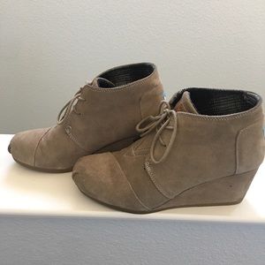 TOMS Desert Wedge Boot. Taupe. Size 8.5